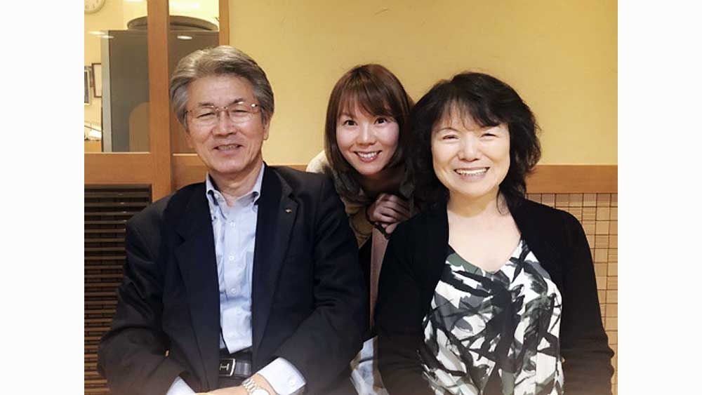 半﨑さんとご両親(写真)