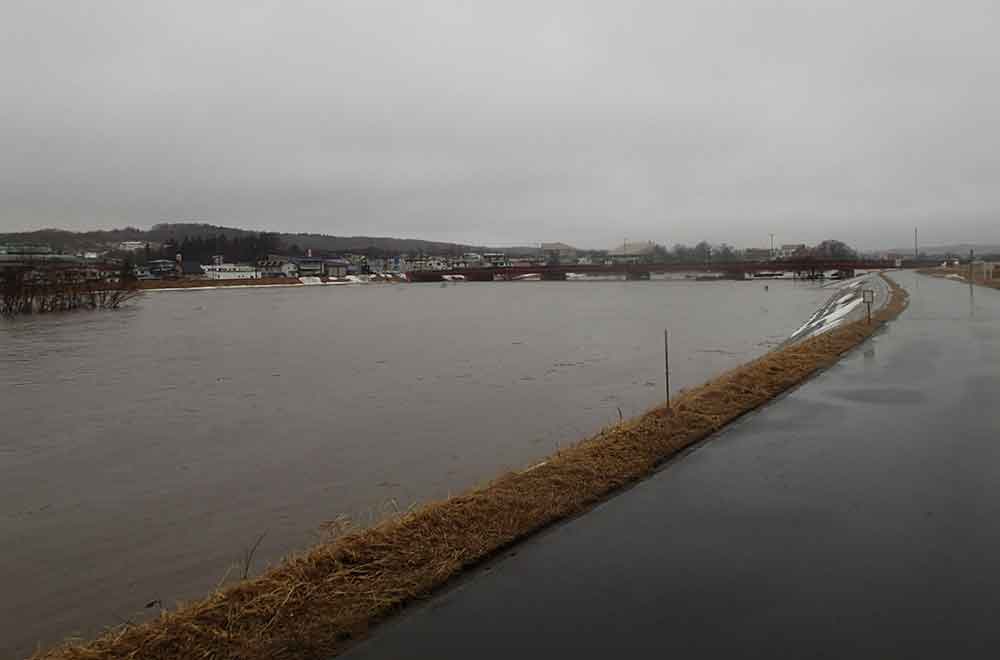 釧路川の水位が大幅に上昇している様子（画像）