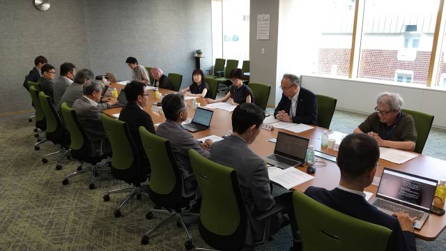 番組審議会の様子(写真)