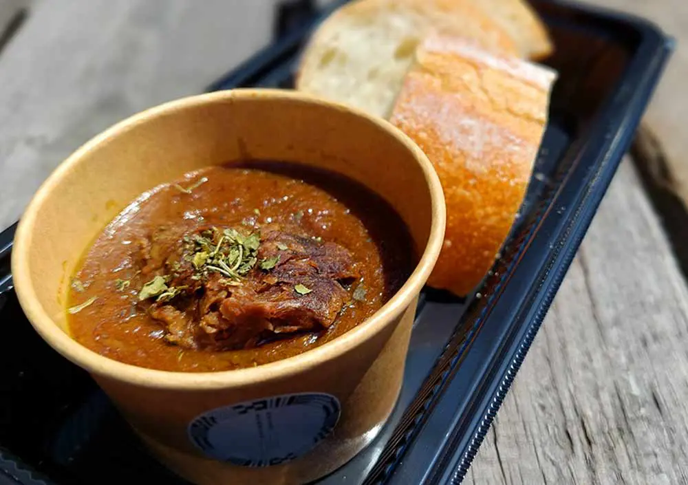 北大短角牛のうまみカレー＆バケット（写真）