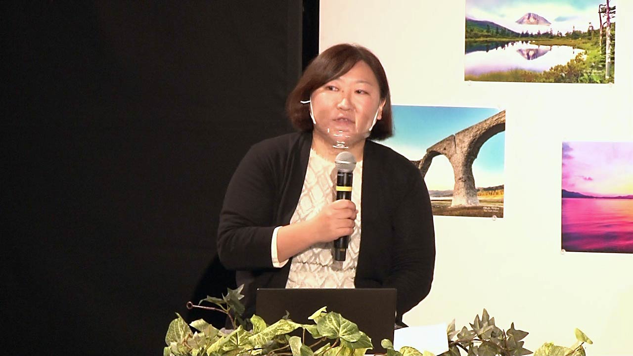 石田麻子記者(写真)