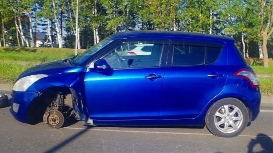 左前タイヤが脱落した車（提供：北海道警察）