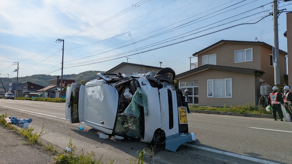 横転した軽乗用車(27日午後・北海道浦河町)