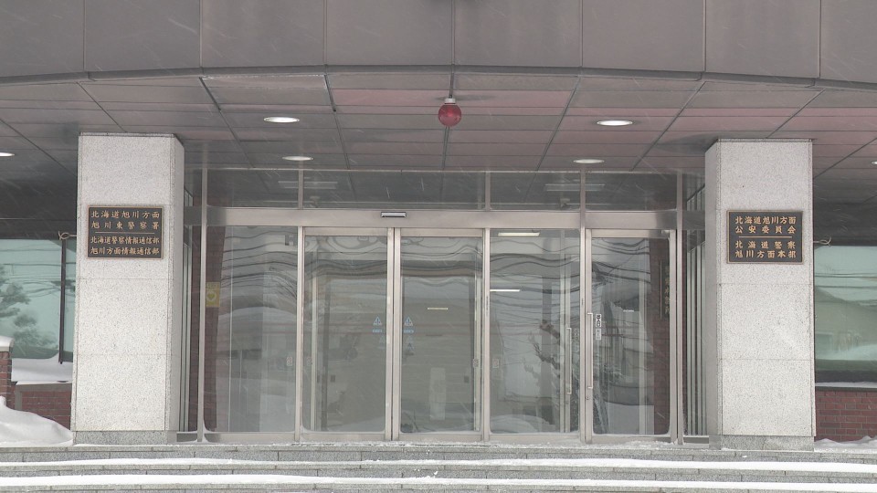 強盗などの疑いで男を取り調べている旭川東警察署