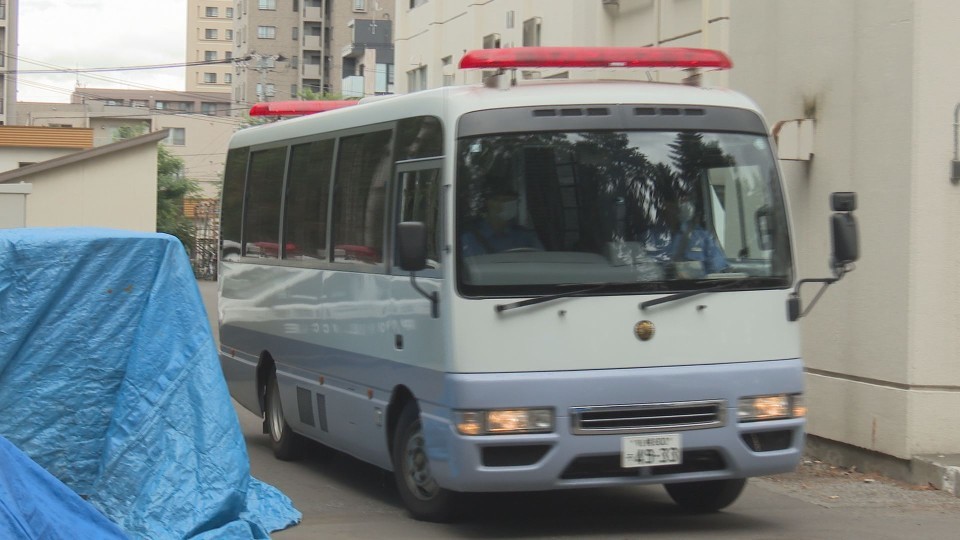 送検される父親(30)を乗せた車（18日　札幌豊平警察署）