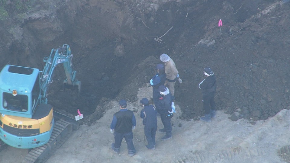 梅津容疑者の供述をもとに掘り起こす捜査員(19日・北海道むかわ町)