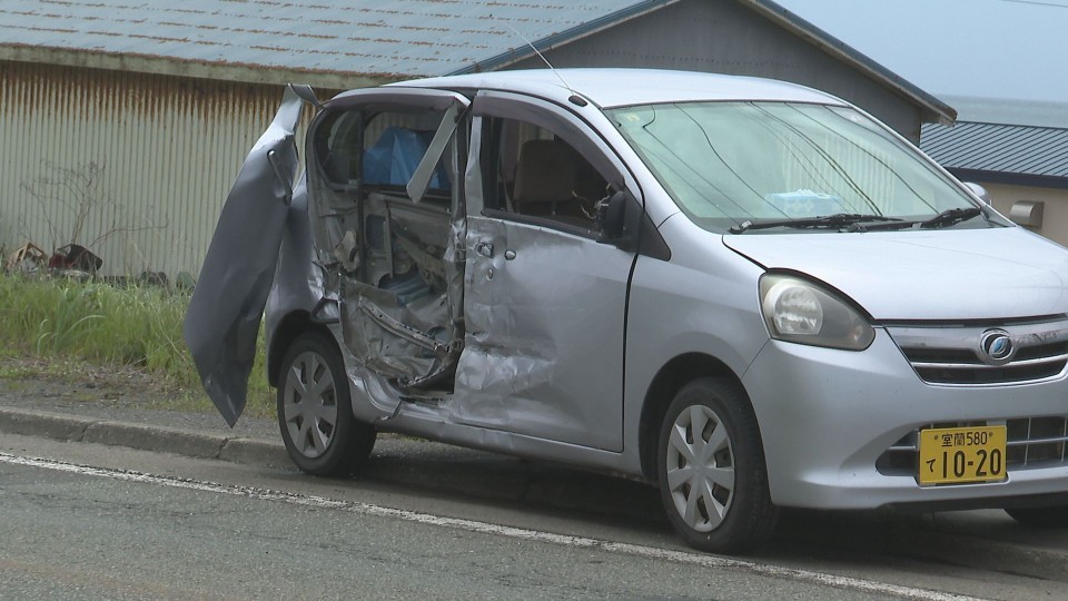 車体右側が激しく壊れた軽乗用車（26日午前・北海道浦河町）
