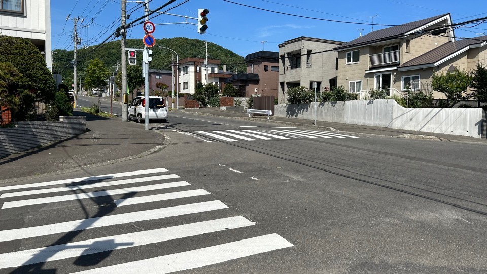 車と自転車が衝突した札幌市手稲区の交差点