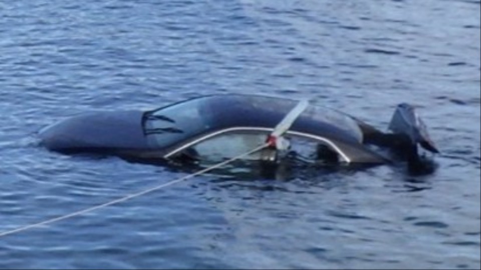 海中に転落した乗用車（6日午後・北海道木古内町）北海道警察提供