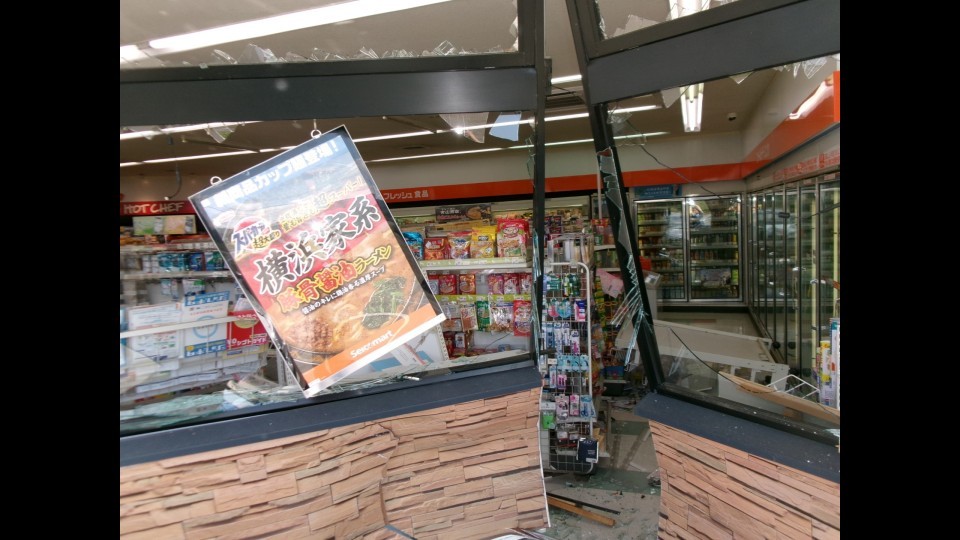 外壁などが破壊されたコンビニエンスストア(11日午前 北海道由仁町 北海道警提供)