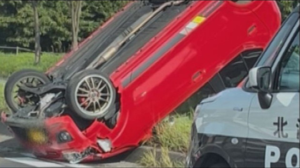 横転した車両（23日・北海道北広島市）視聴者提供