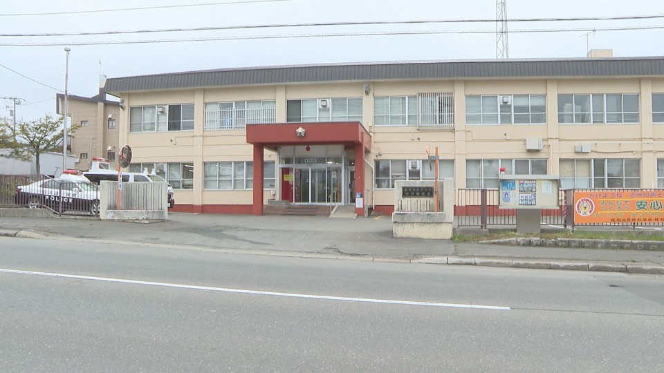 不同意わいせつ容疑で岩川倭容疑者を逮捕した紋別警察署
