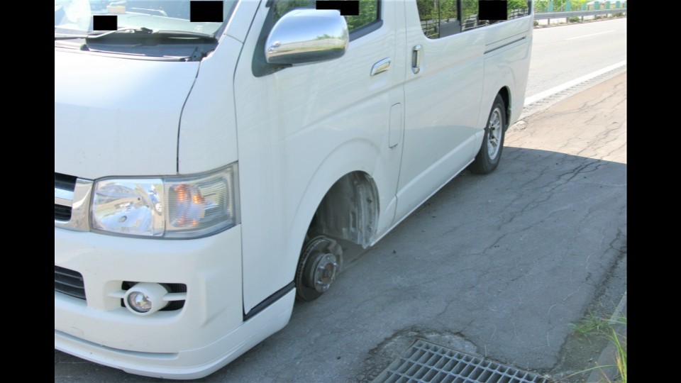 左前タイヤが脱落したワゴン車(28日午前 北海道深川市)提供:北海道警察