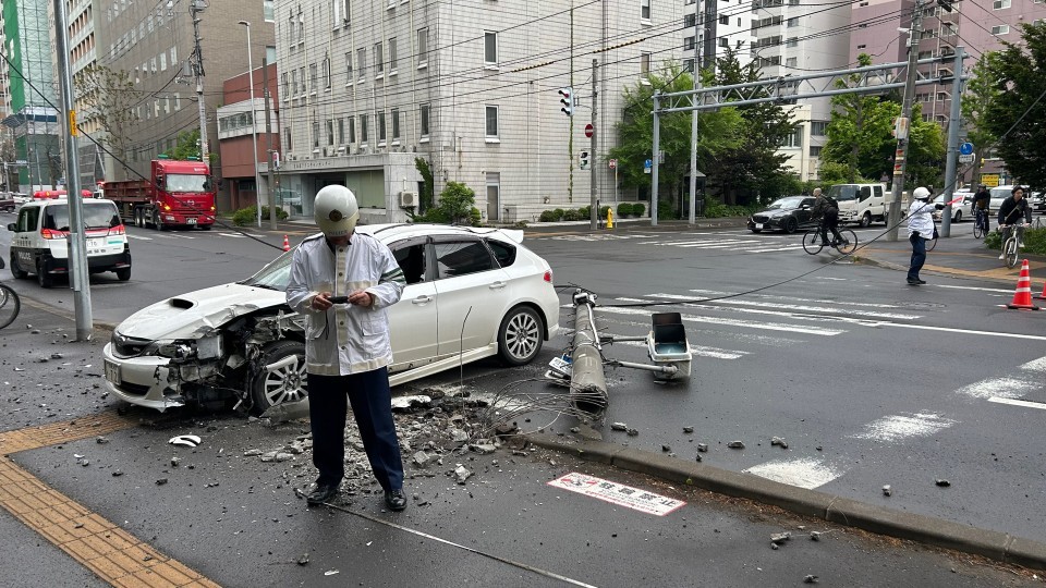 信号機に衝突した乗用車(20日朝 札幌市北区)