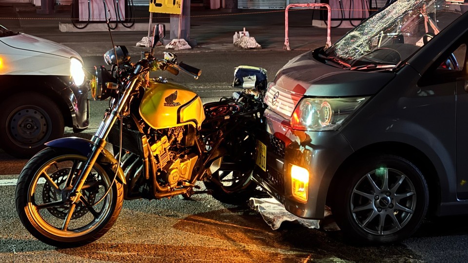 軽乗用車とバイクの事故(10日夜 札幌市東区本町1条8丁目)