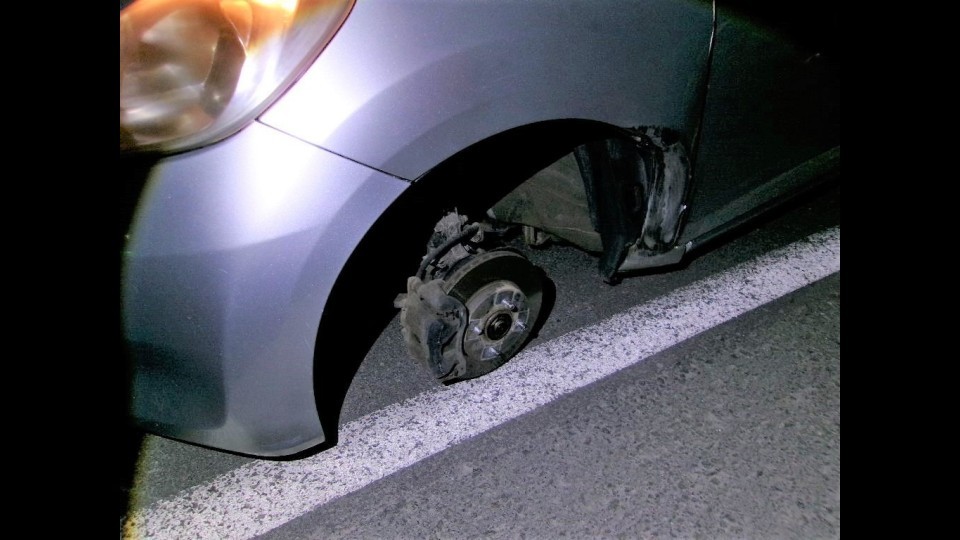 タイヤが脱落した乗用車(21日 北海道小樽市 北海道警提供)