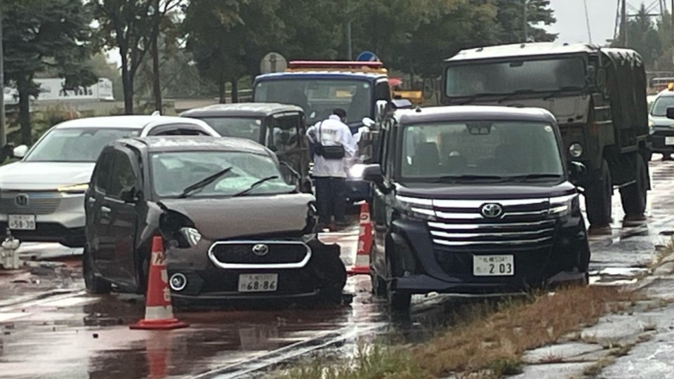 国道36号で車9台が絡む事故(北海道恵庭市)