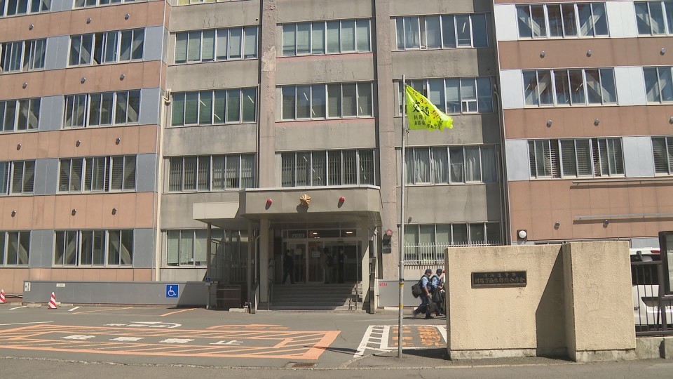 窃盗の疑いで住所不定、無職の男(51)を逮捕した釧路警察署
