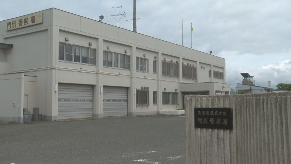 事故の原因を調べている門別警察署