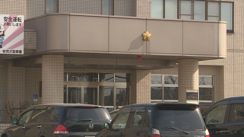砲弾のようなものの発見を発表した岩見沢警察署