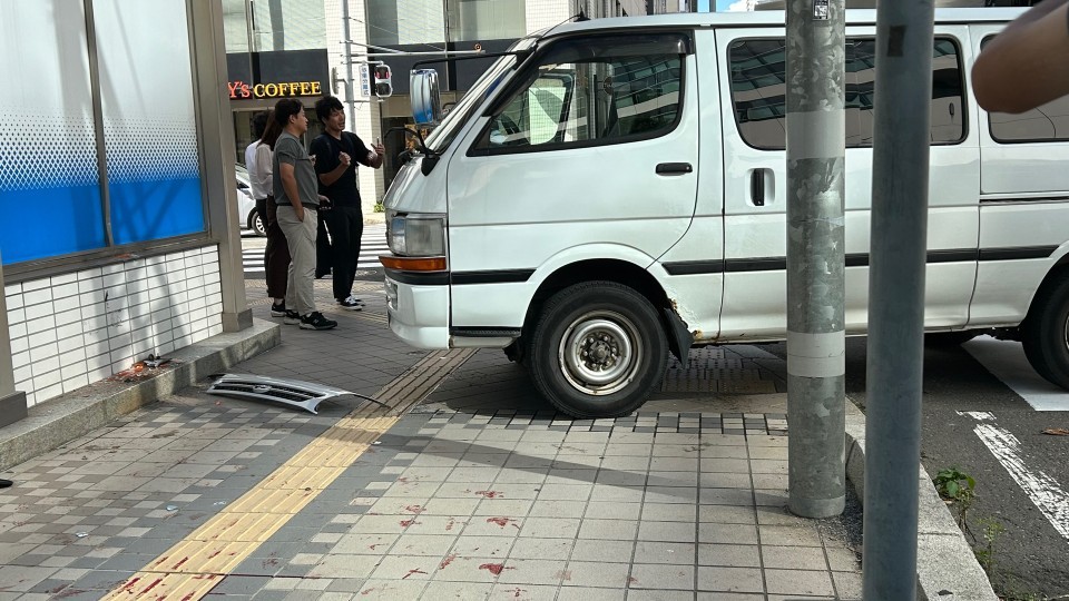 歩道に突っ込んだワゴン車(3日午後 札幌市中央区北1西1)
