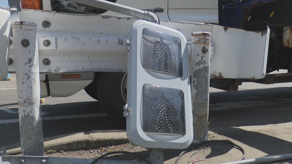道路に落下した信号機(24日午前 札幌市中央区円山西町)