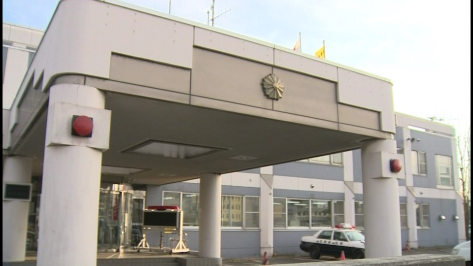 女の子に抱きついた男の行方を追う苫小牧警察署