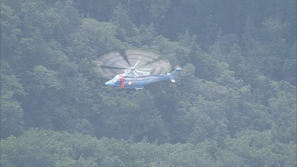 ほかの登山客を救出するヘリコプター