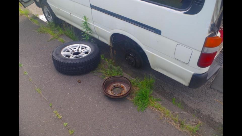 左後ろのタイヤが脱落したワゴン車（3日　北海道北広島市）提供:北海道警察