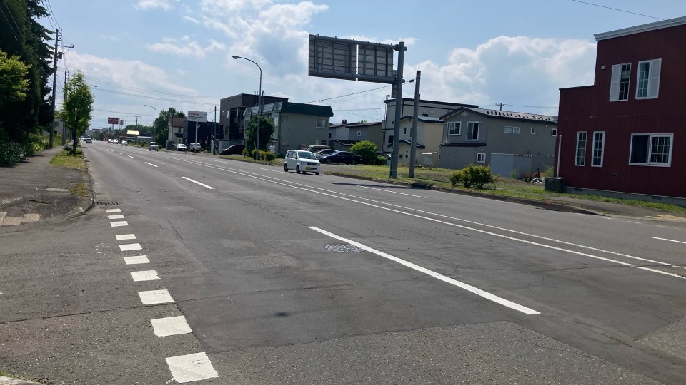 大型トラックと軽乗用車が衝突した現場(18日午後 千歳市日の出5丁目)