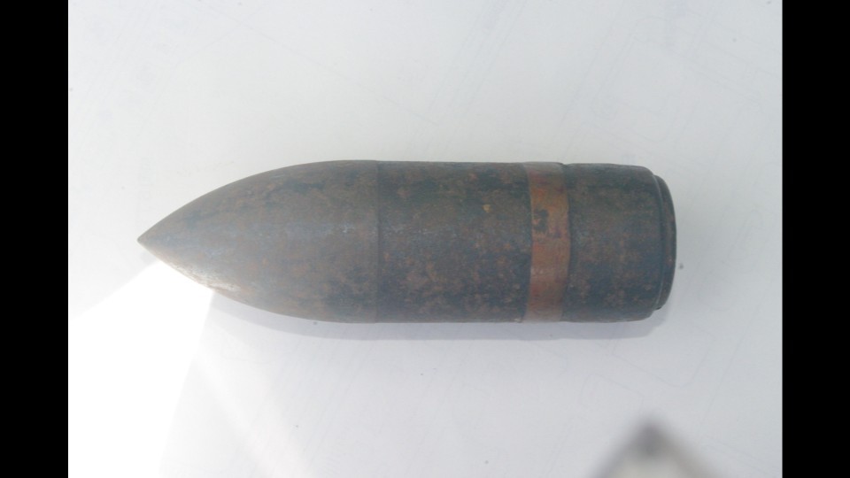 持ち込まれた砲弾様の物体(北海道警察提供)