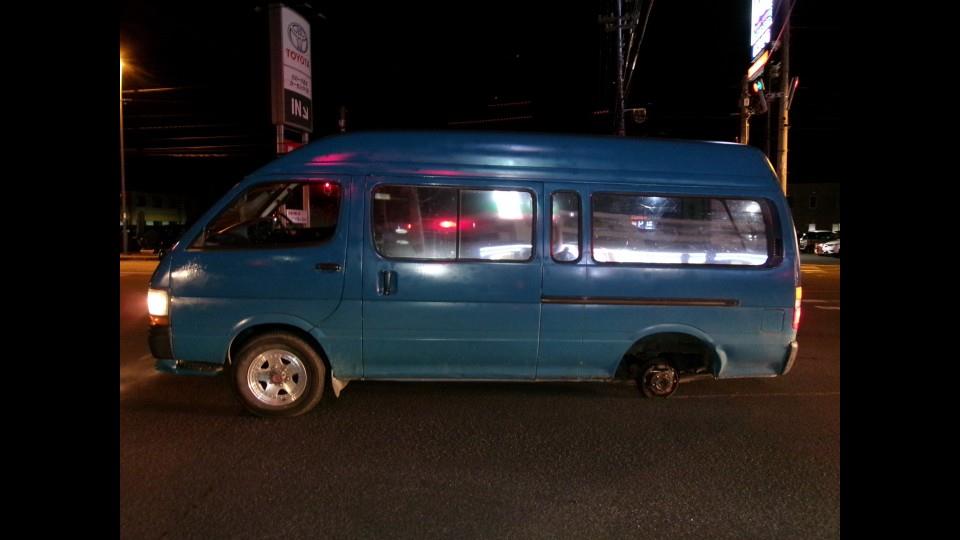 タイヤが脱落したワゴン車（提供道警）