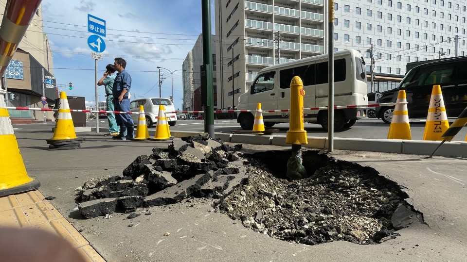 道路が陥没した現場(4日午後 札幌市中央区)