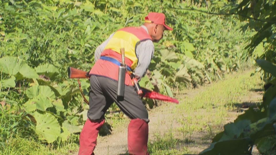 現場周辺でクマを警戒するハンター
