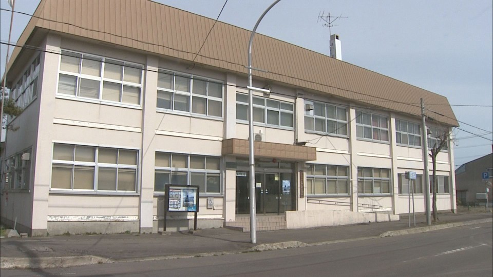 道路交通法違反容疑で49歳の男を逮捕した八雲警察署