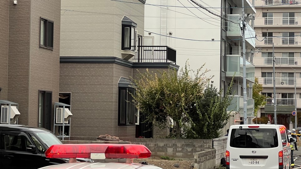 火災現場（24日午後・札幌市西区）