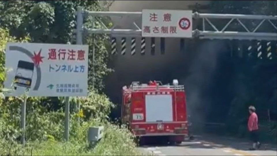 車両火災の現場（16日午後・北海道豊浦町）視聴者提供
