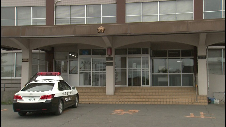 タイヤが脱落した状況を調べている北海道警察北見方面本部