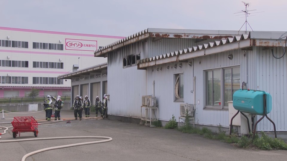 火事があった工場(7日午前 札幌市東区本町2条10丁目)