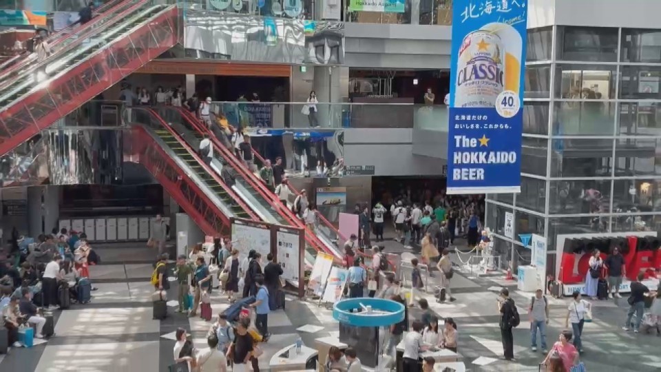 停電中の新千歳空港のロビー(13日午後)視聴者提供