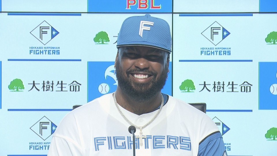 記者会見で喜びを語るレイエス選手