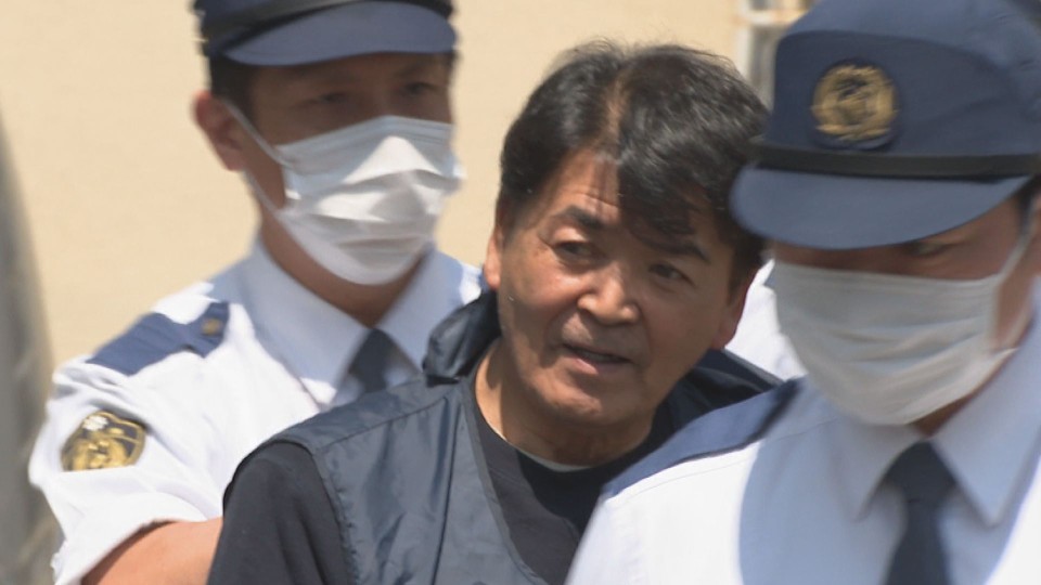 傷害容疑で送検される近江保夫容疑者(23日午後 札幌白石警察署)