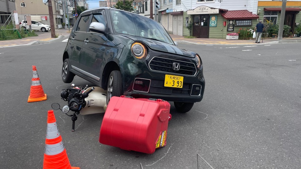 下敷きになった郵便配達のオートバイ(14日午前 札幌市豊平区)