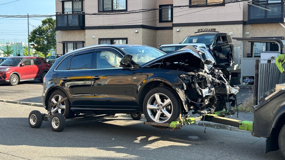 衝突した乗用車(25日午前 札幌市東区)