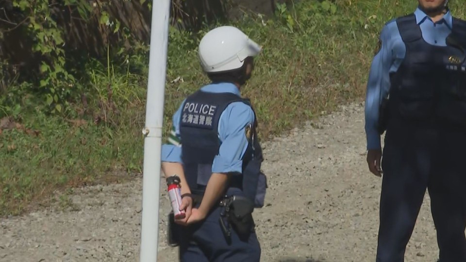 現場では警察官がクマスプレーを持って警戒