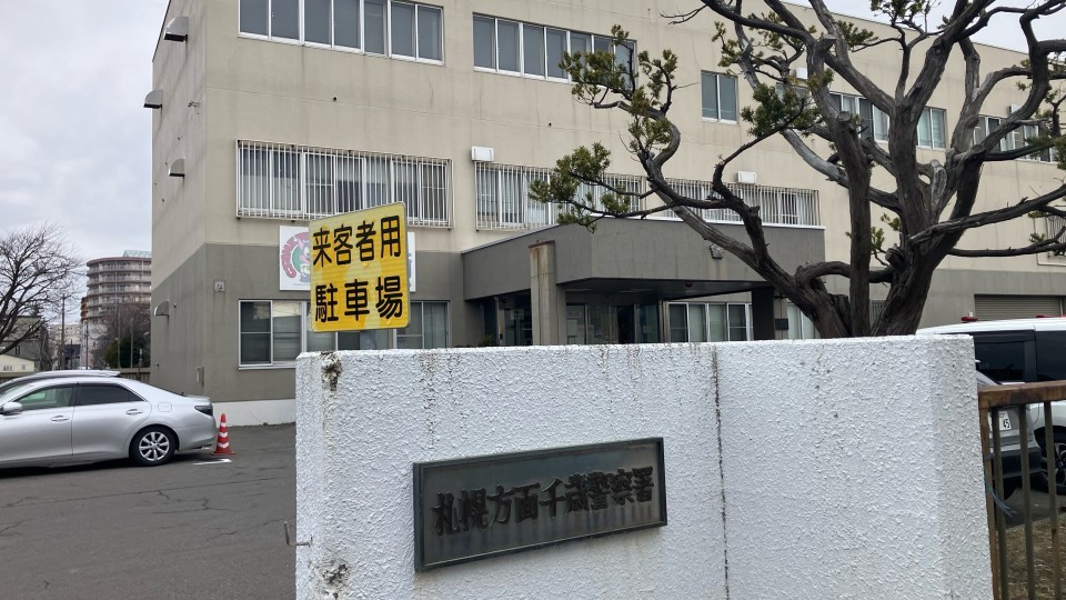 器物損壊の疑いで無職の男(45)を逮捕した千歳警察署
