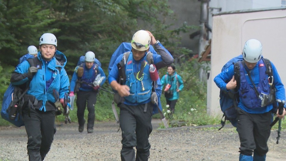曽田さんの捜索にむかう警察（15日・北海道斜里町の羅臼岳）