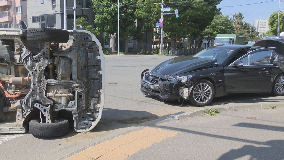 横転したワゴン車(28日午前 札幌市北区)