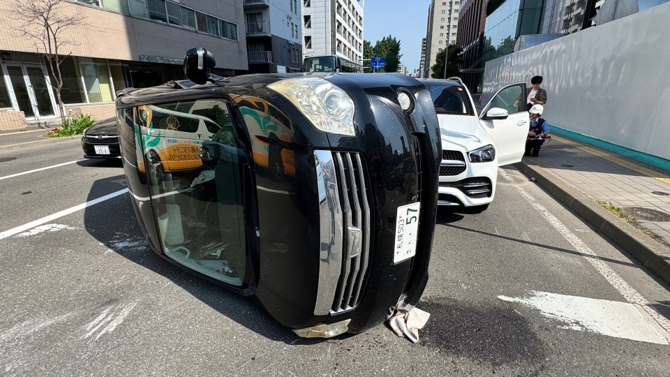 横転した乗用車(札幌市中央区大通14丁目)