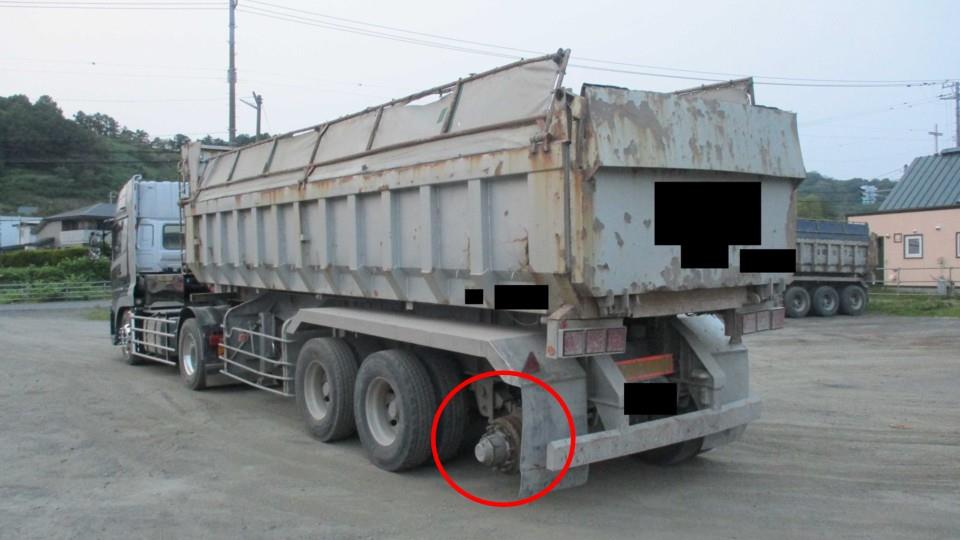 タイヤが脱落したトレーラー(提供・道警)